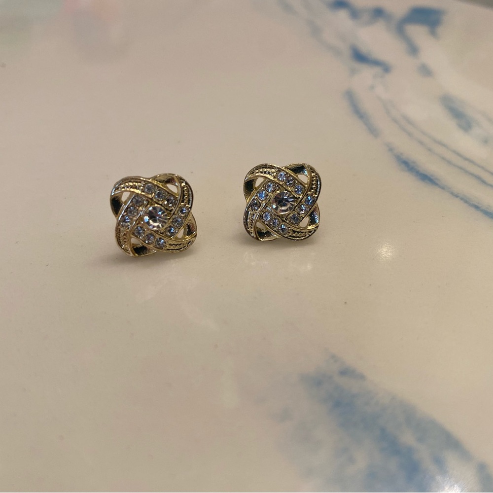 Elegant Gold and Diamond Knot Earrings